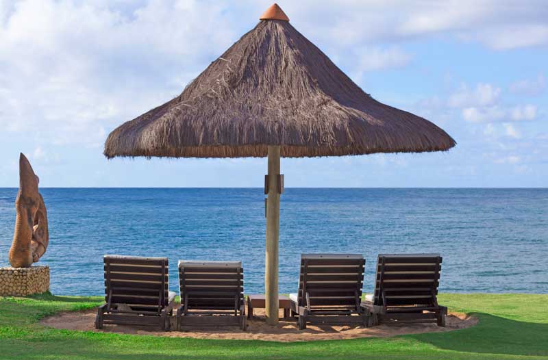 Gazebo com cadeiras de praia frente mar resort tivoli